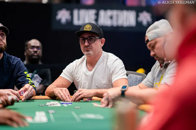 hhpoker俱乐部客服推荐：德州扑克如何处理持续下注？